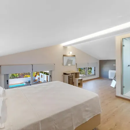 Villa Luxury Villa- Sleeps 6 - Views Pool Hot Tub *