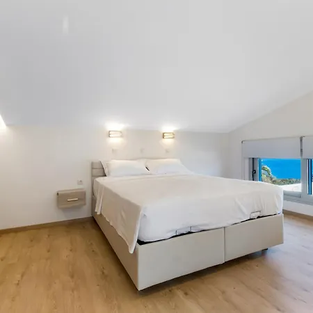 Luxury Villa- Sleeps 6 - Views Pool Hot Tub Villa Nikiana