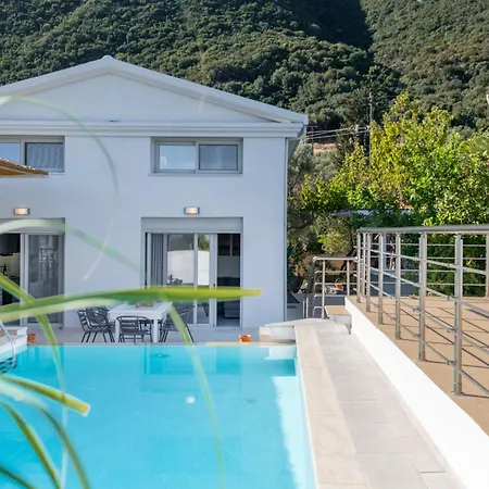 Luxury Villa- Sleeps 6 - Views Pool Hot Tub