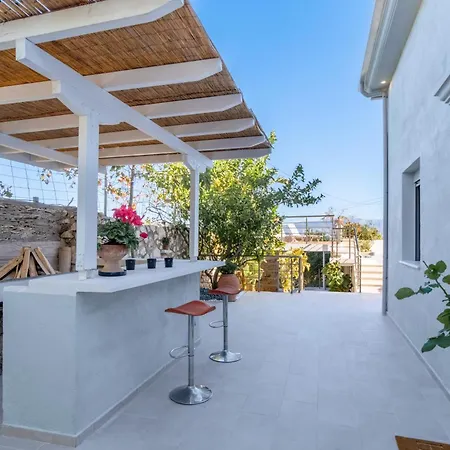 Luxury Villa- Sleeps 6 - Views Pool Hot Tub Villa Nikiana